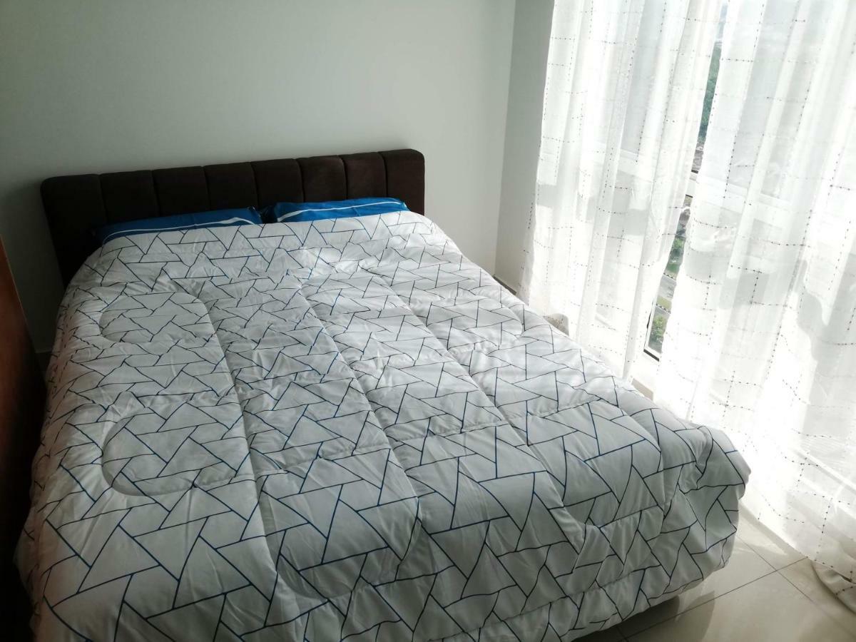 2 Carpark Gep 5 Star Hotel Bed & Sofa Studio Seri Kembangan Exterior photo